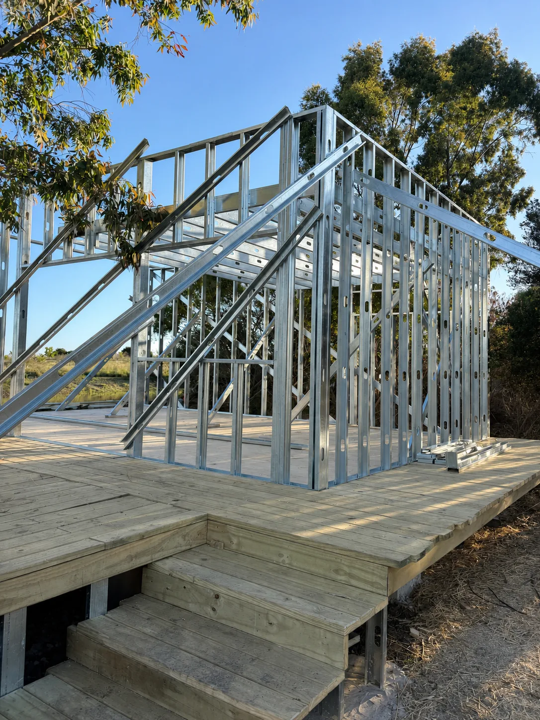 Estructura inicial de steel framing de la cabaña sobre el deck