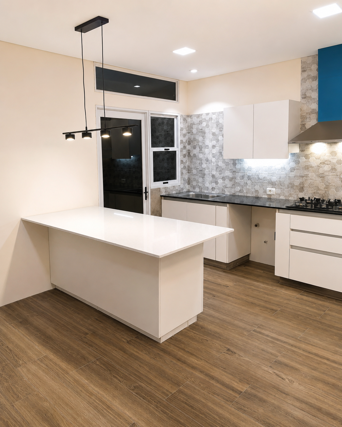 Cocina moderna con isla central y acabados claros que aportan amplitud