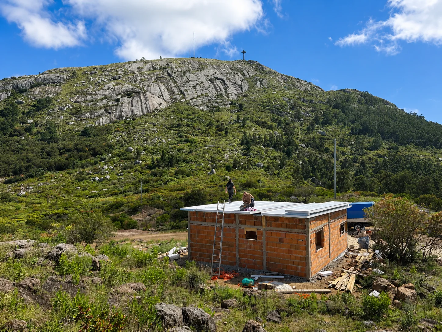Vivienda en construcción dentro de un entorno serrano con estructura y avance visible