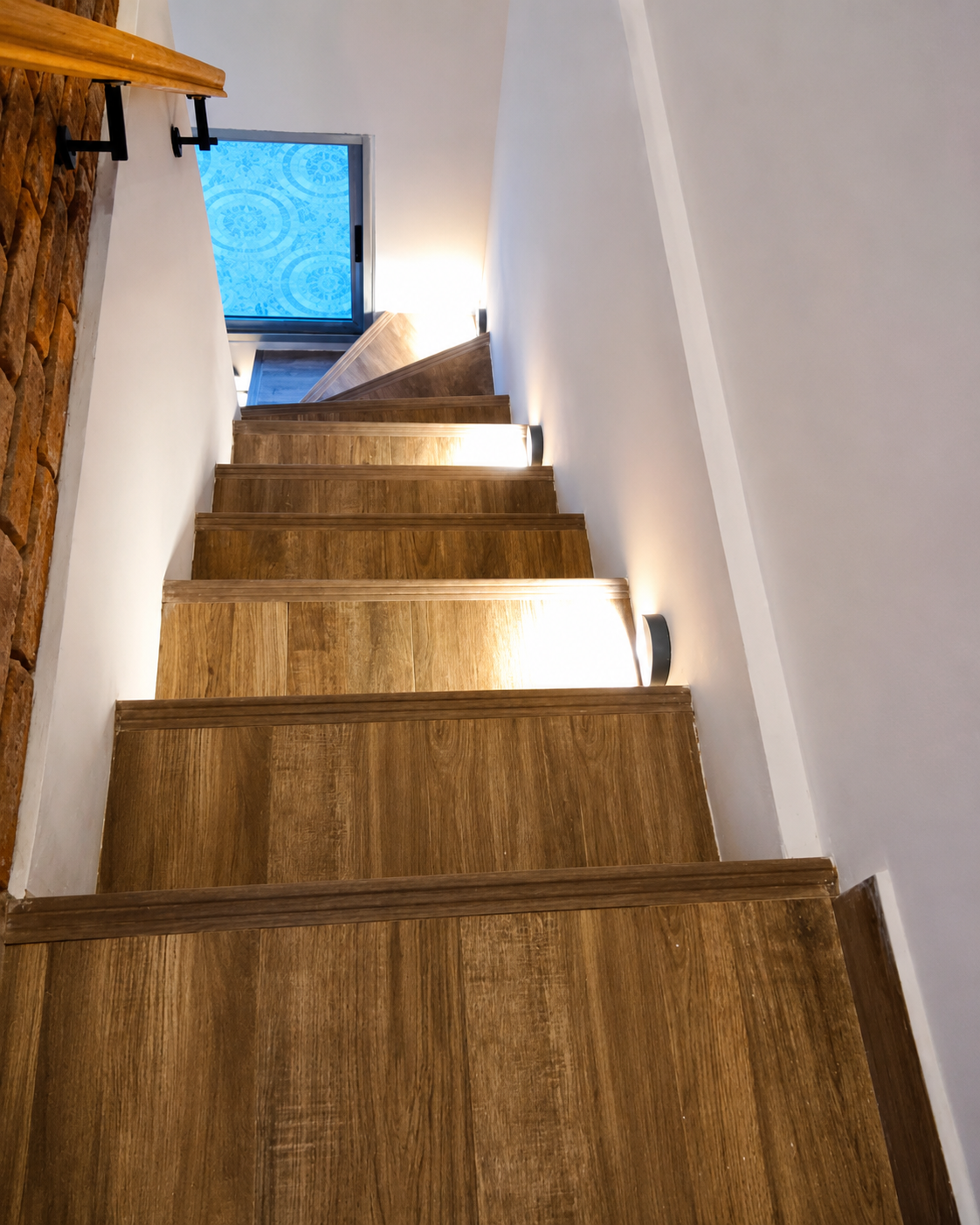 Escalera interior de madera con una ejecución limpia y muy bien integrada
