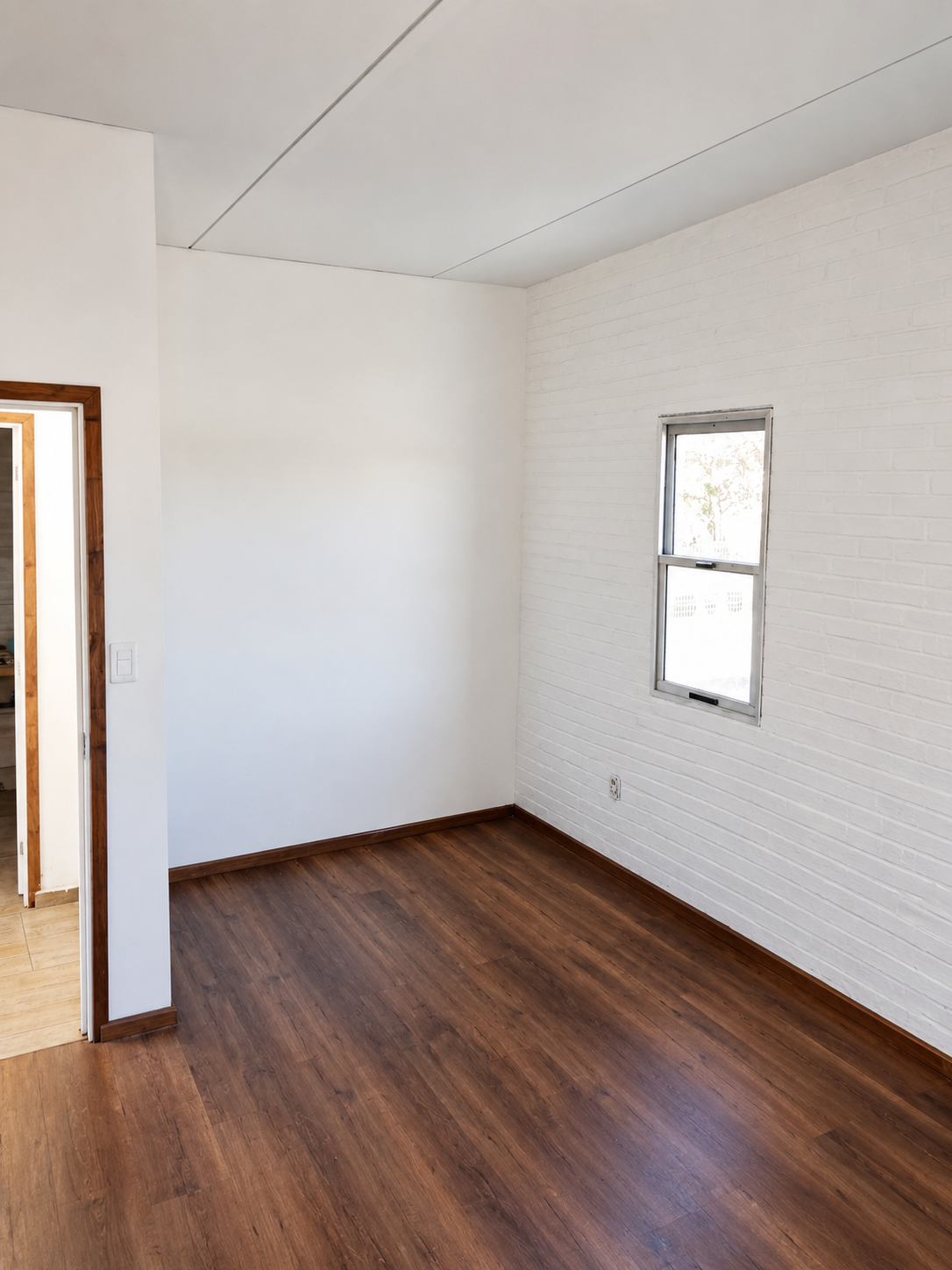 Habitación interior con piso de madera y ambiente cálido y bien iluminado