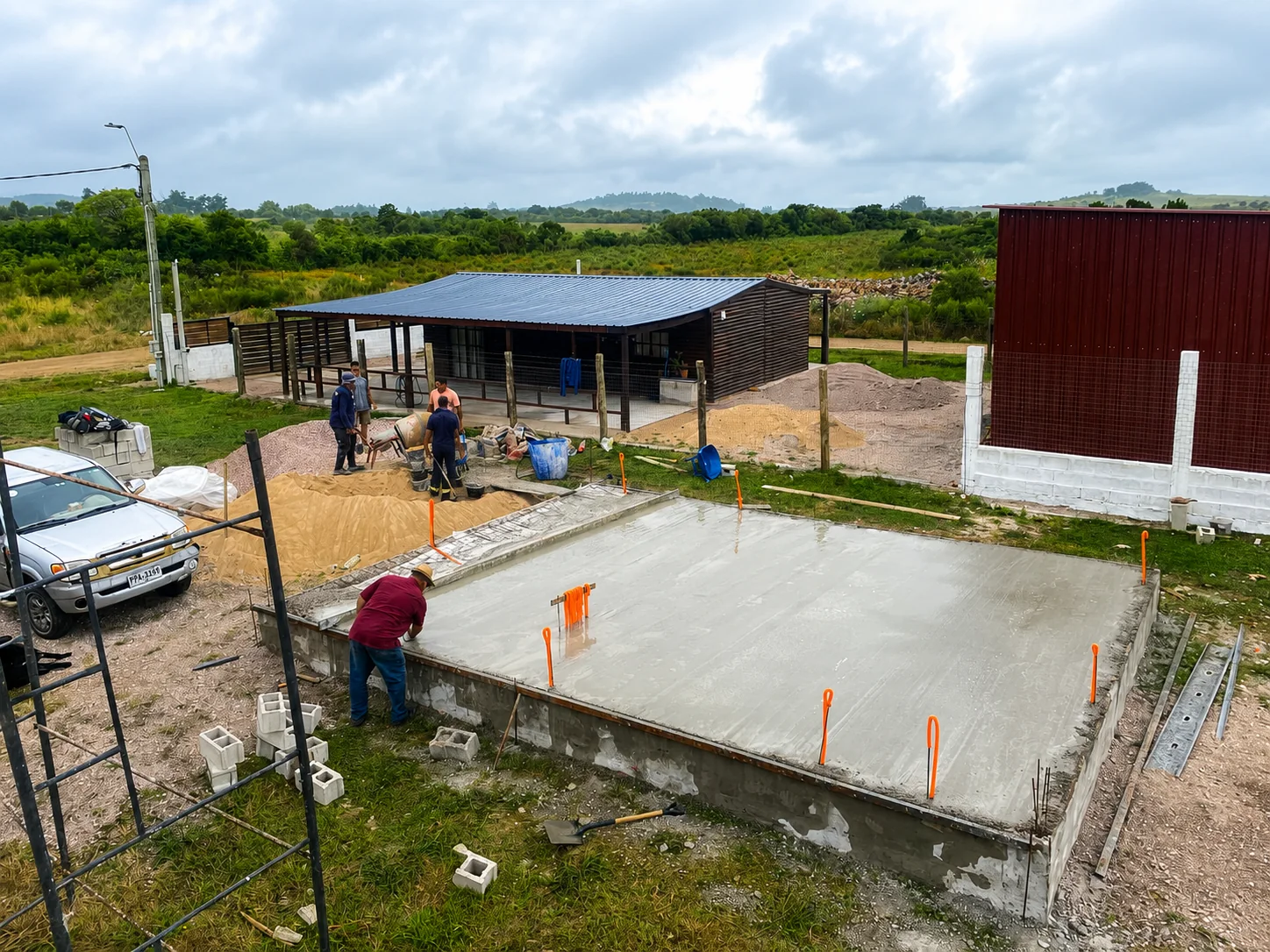 Proceso de hormigonado de una losa de cimentación en plena obra