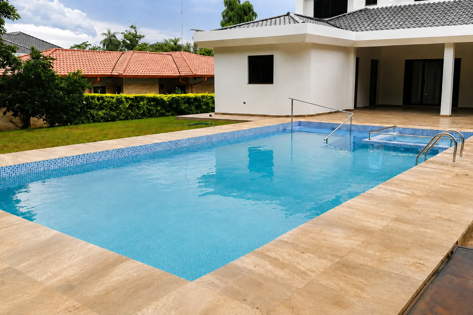 Piscina residencial con zona de trabajo y equipamiento visible en el entorno