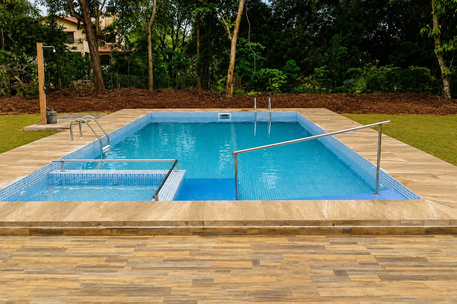 Piscina residencial integrada al entorno natural con vegetación y diseño relajado