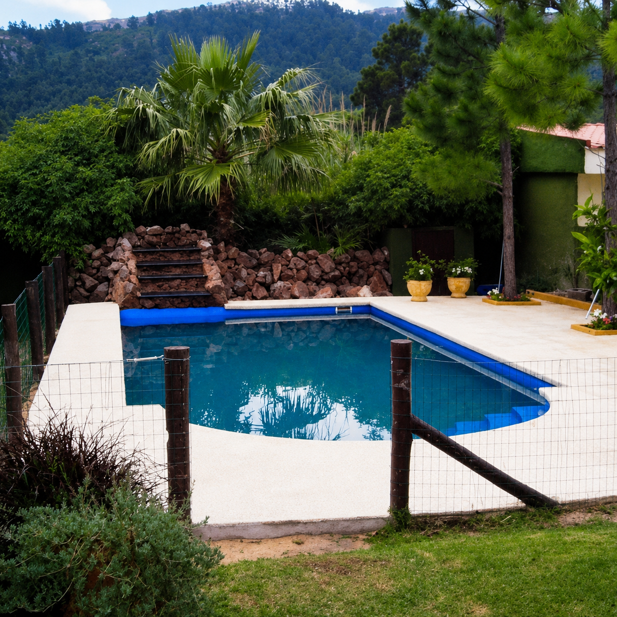 Piscina residencial con entorno natural y una sensación de integración al jardín