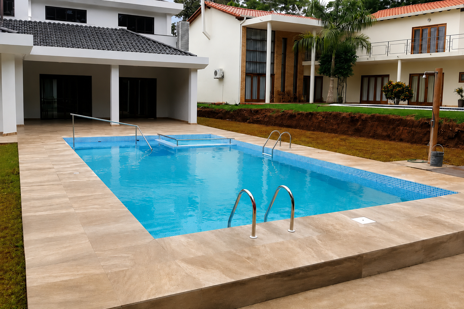 Piscina residencial terminada con entorno natural y acabado de alta calidad
