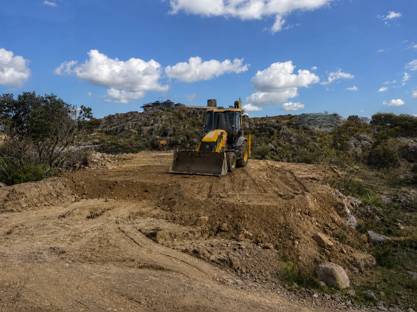 Preparación del terreno con maquinaria para iniciar la obra sobre una base nivelada
