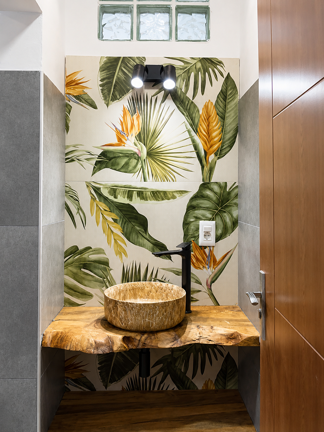 Vanitory de baño con diseño tropical y materiales que aportan calidez