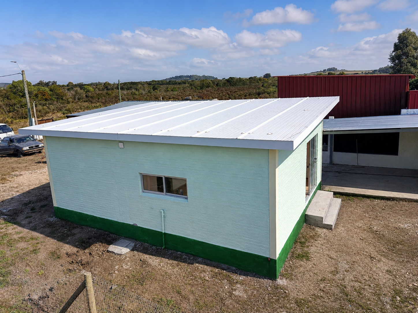 Vivienda con techo de isopanel y acabados exteriores que denotan cuidado en la obra